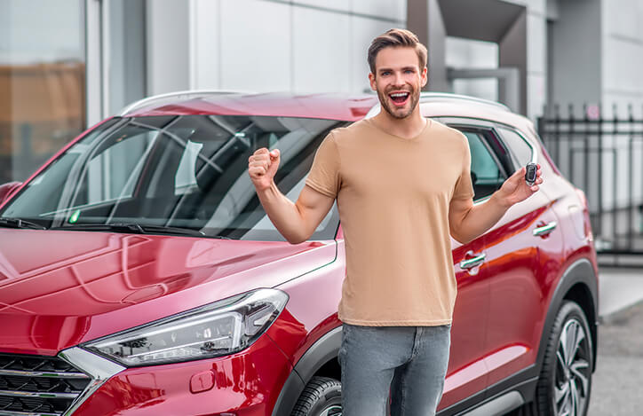 Joven feliz con su carro